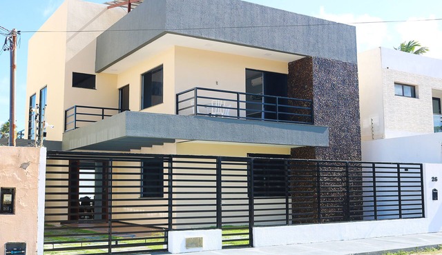 Magnificent house on Aruana beach with swimming pool and barbecue area