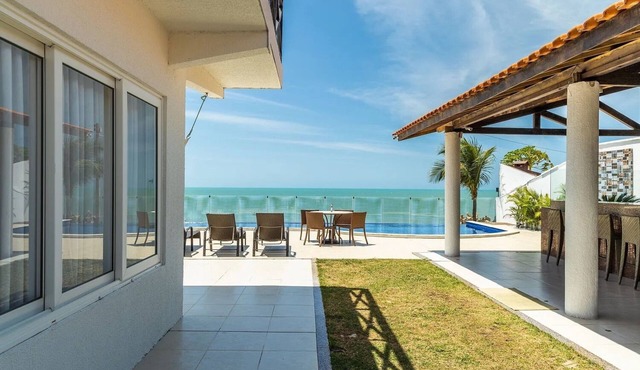 Magnificent villa with swimming pool and direct access to the beach