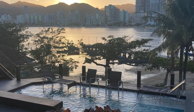 Mansão com com Piscina e Incrivel Para o Mar e Cidade de Itapema
