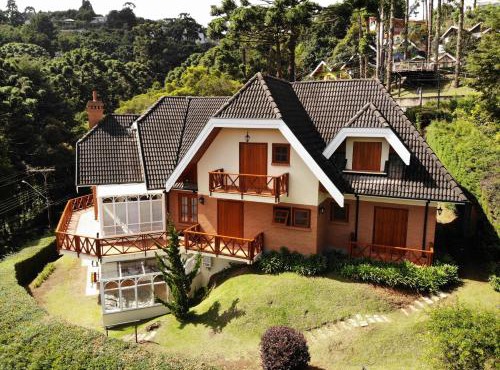 Mansão com 5 Suítes Churrasqueira Solarium Lareira