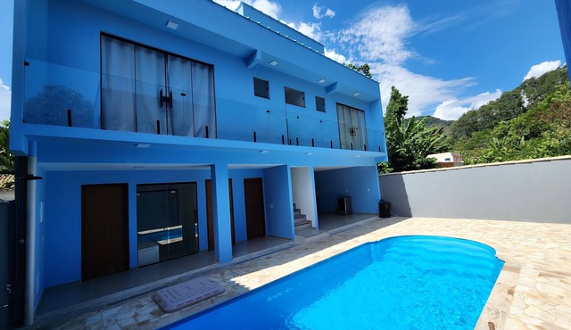 Maritacas Angra Mansion: 8 complete suites, heated pool, and 1.5 km from the beach.