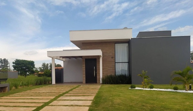 Modern country house in a resort in the interior of São Paulo state.