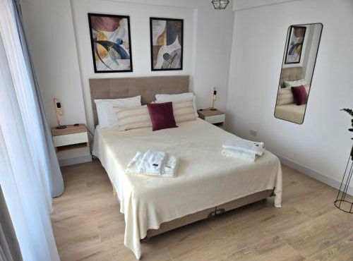 Modern Central location Studio with Rooftop Pool