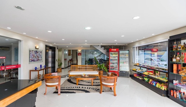 Modern Double Room near Local Commerce | Onsite Private Parking & Free Breakfast