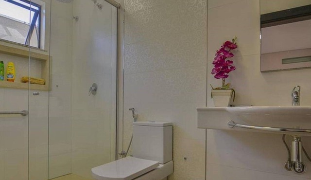 Modern entire house with pool near tourist attractions.