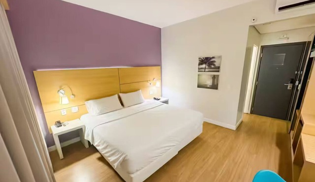Modern Flat in Gonzaga, just a block from the beach.