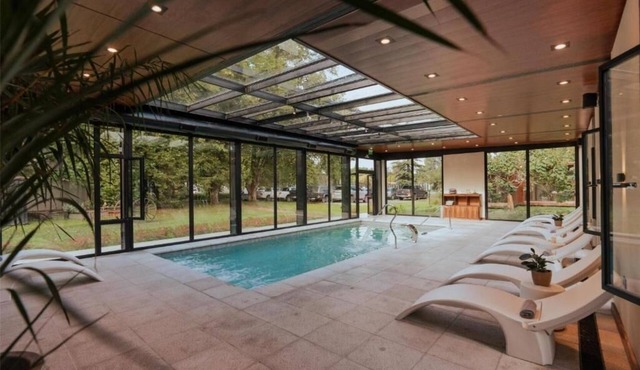 Modern Rio Cuarto Retreat: Spa, Indoor Pool | 10 Min Drive to IAH Airport