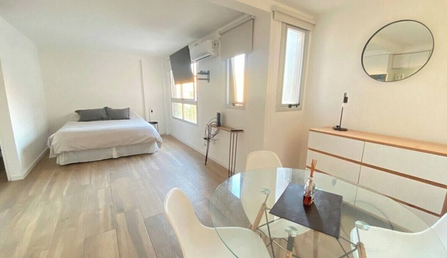 Modern studio 5 blocks from UADE
