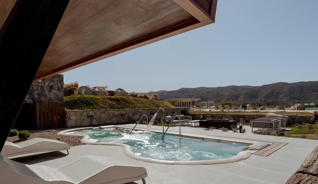 Modern Wellness Retreat: Indoor & Outdoor Pools | Free Breakfast & Parking