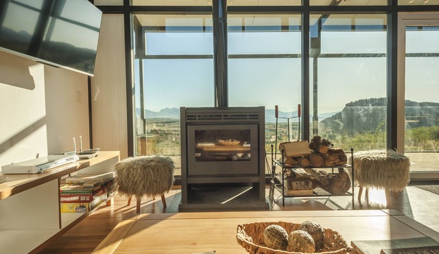MODERNA CASA DE MONTAÑA EN LA MESETA PATAGONICA EN EL VALLE DEL ÑIRIHUAU