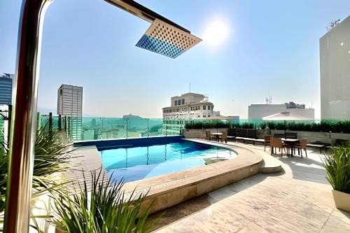 Moderno com piscina e perto da praia