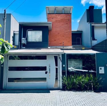 Moderno Sobrado Climatizado com Ar Quente e Frio