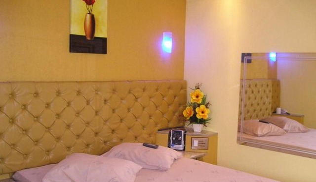 MOTEL RED LOVE