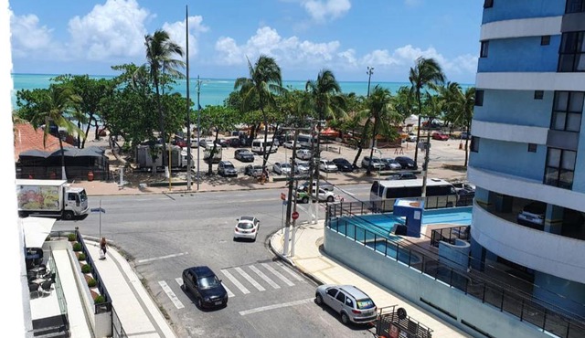 NA BEIRA MAR DE PAJUCARA- EDIF NEO- APARTAMENTO QUARTO E SALA - TEM VARANDA- VISTA LATERAL DO MAR-RUA JULIO PLECH FILHO 60 ESQUINA COM AVENIDA DOUTOR ANTONIO GOUVEIA - CONSUMO ELETRICO É PAGO No CKECK-OUT 1KWH É 1,35 REIAS