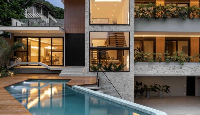 New Luxury Modern Beachside Villa Walk to the Ocean in 10 Min