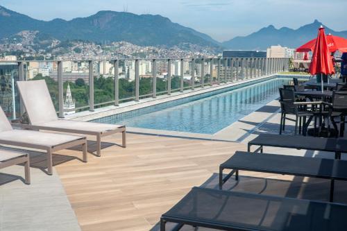 New Studio Next to the Subway with a Rooftop Pool