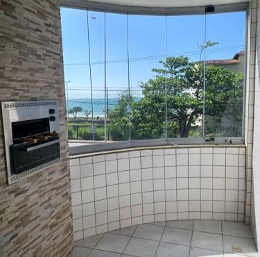 Novidade na Enseada Azul! Apto com churrasqueira, área gourmet e Ar condicionado a 150m da praia