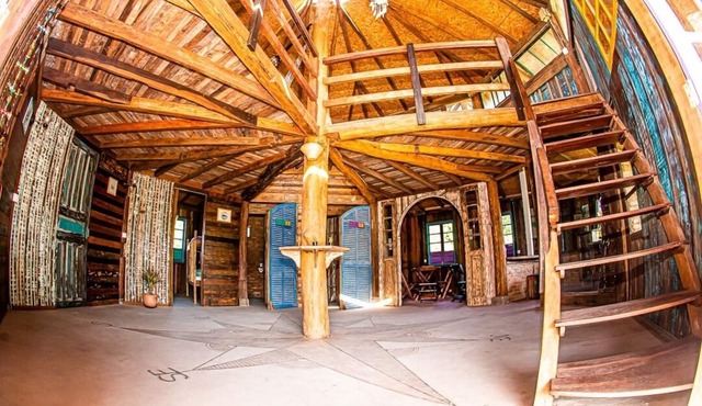 Octagonal house in demolition wood (OkaMauna)