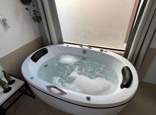 Ofurô com hidromassagem aquecida