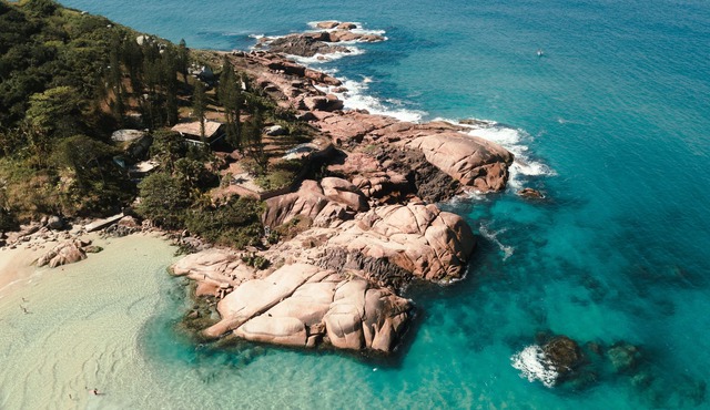 Paradise with an exclusive location - comfort, nature and privacy in Florianópolis.