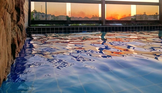 Penthouse with pool, barbecue, and bathtub: Jeanne's Country House