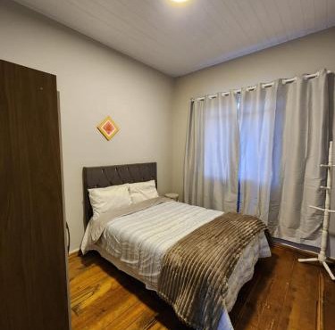 Pequeno quarto no coração de Curitiba