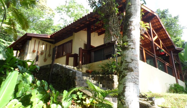 Picinguaba. Comfortable, nestled in the woods, one minute from the beach, with parking.