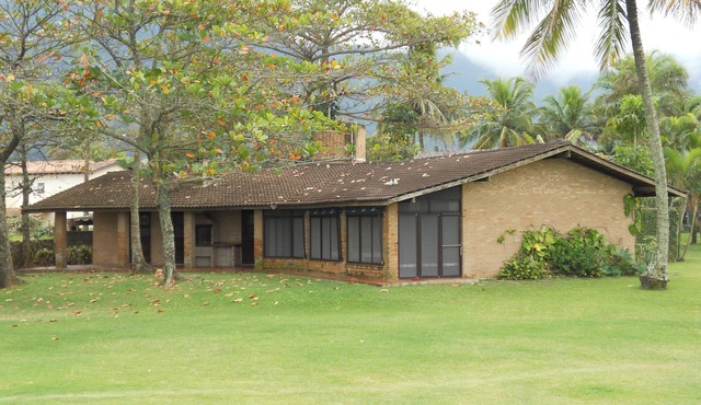 Pleasant beachfront house on Guaecá beach, São Sebastião, SP
