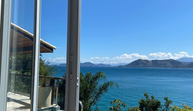 Ponta Leste - Beautiful house on the coast of Angra in a closed condominium with beach.