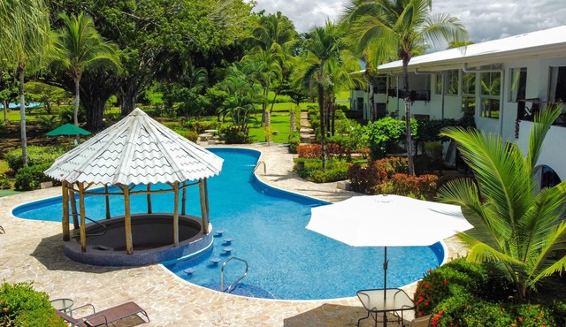 Poolside Oasis near Manuel Antonio! AC/WiFi/Tennis