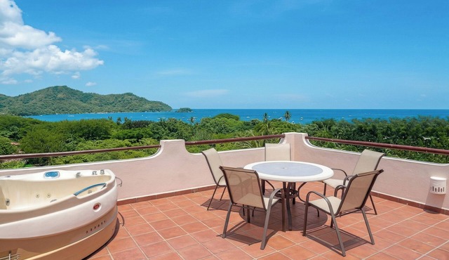 PRIVATE ROOFTOP, HILLTOP PANORAMIC OCEAN-VIEW CONDO. COCO SUNSET HILLS, CR. in playas del coco