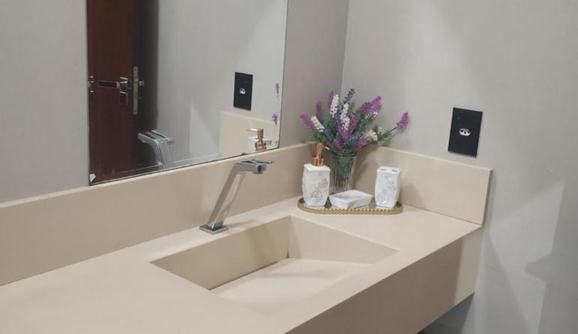Quarto com ar e banheiro estacionamento e Wi-Fi in Sinop