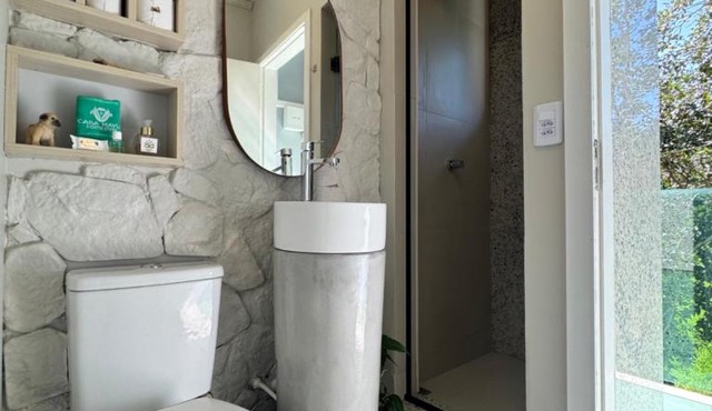 Quarto com Sacada, Ar, TV e Banheiro Uso Exclusivo em casa in Florianópolis