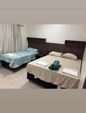 Quarto com TV 50 polegadas, frigobar, ar-condicionado e Wi Fi, sala e cozinha compartilhado in Cuiabá