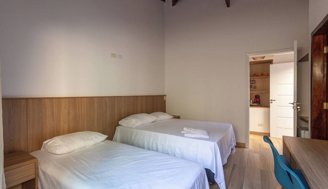 Quarto com Wi-Fi, ar-condicionado e a 300m do mar