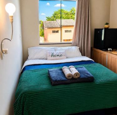 Quarto confortável em residência Familiar - WiFi - Netflix -Frigobar próx ao Aeroporto
