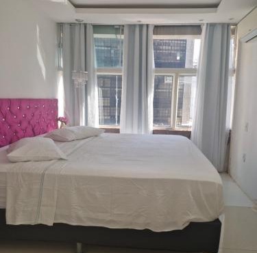 Quarto de casal ensolarado