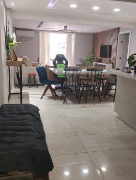 Quarto em apartamento no Centro