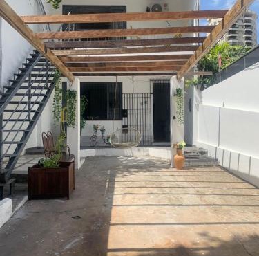 Quarto em casa arborizada