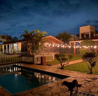 Quarto Outono em Casa de Madeira com Piscina no Alto da Serra - PetFriendly