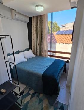 Quarto Plutão - banheiro privativo e ar condicionado