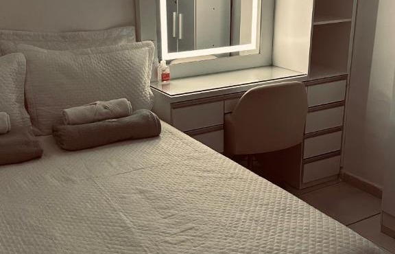 Quarto privativo com penteadeira LED - n 326A