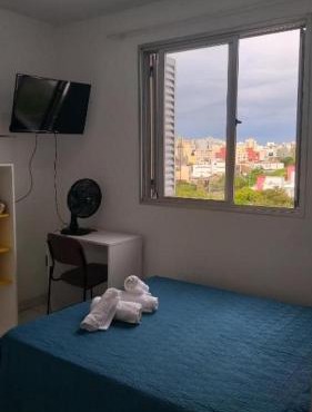 Quarto suite individual Compartilha somente a cozinha com o morador e sua cachorra Chori
