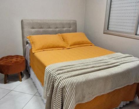 QUARTO TOP no CENTR0 com Cama Box de casal - acomoda até 2 pessoas - Home Office - WIFI - Smart TV com Apps Youtube - Cozinha - banheiro - Sala de Estar - Apto compartilhado com Anfitriões experientes em hospedar - Superhost no BnB 5 estrelas