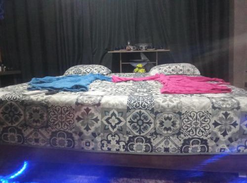 Quarto Vip, cama king, ar e tv, sacada e banheiro