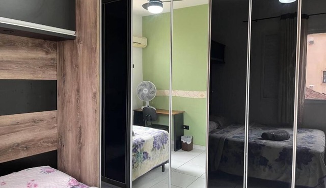 Queen suite with WiFi near the beach with access to shared kitchen