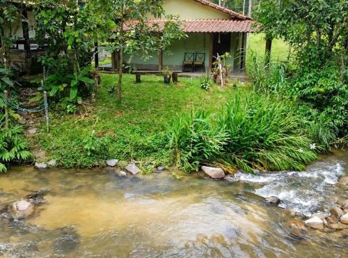 Refúgio em Sana com rio privativo
