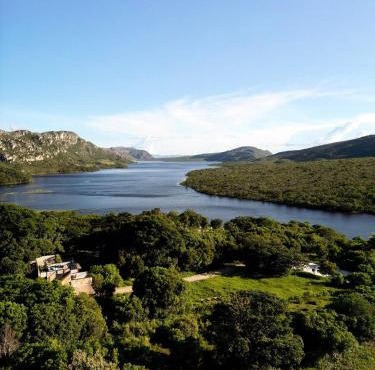 Refúgio na Lapinha com dois chalés, ideais para casal, família ou pequeno grupo de amigos, com acesso privativo à lagoa, caiaques e quadra de beach tennis