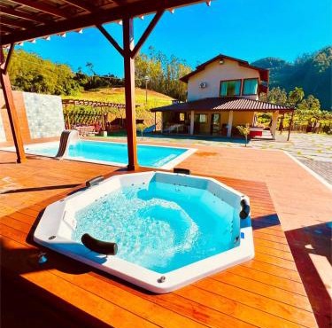 Refúgio Premium nas Montanhas de Alfredo Chaves Refúgio nas Montanhas de Alfredo Chaves com Piscina Jacuzzi Aquecida externa Suite Master com Hidro e Área Gourmet