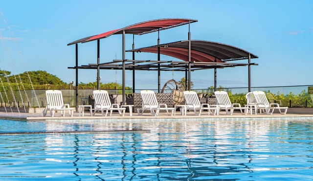 Refined Premium Suite | Free Breakfast, Pool Bar & 5 mi to Bird Park